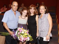 Eduardo Vigueras y Marcela Restelli de Vigueras con sus hijas Marcela y Patricia.  /