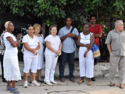 Varios opositores, permanecen fuera de la sede del Tribunal Municipal de 10 de Octubre en La Habana. EFE  /