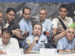 Juan Marcos Gutiérrez, José Luis Luege y César Coll ofrecieron una rueda de prensa tras la mesa de diálogo. E. BARRERA  /