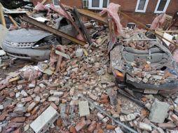 Ladrillos y otros escombros aplastaron automóviles tras el paso del tornado AP  /