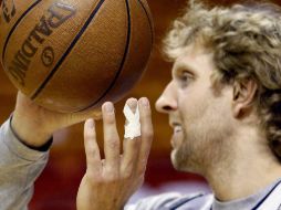 Dirk Nowitzki, practicó ayer sin problema alguno, aunque el resto de la serie la jugará con una férula en su dedo. AFP  /
