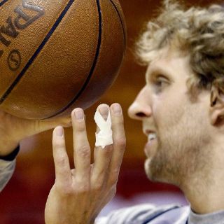 A Nowitzki no le preocupa lesión en su dedo