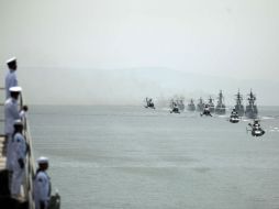 Helicópteros y barcos de combate participan en el desfile militar durante la conmemoración del Día de la Marina, en Guaymas. REUTERS  /