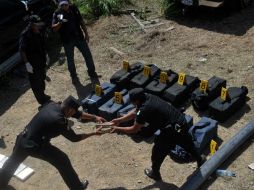 Oficiales de la Policía Nacional decomisaron el martes  336 kilos de cocaína en el departamento de Progreso. AFP  /