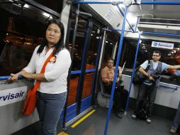 La candidata de Fuerza 2011, en el metro de Lima. REUTERS  /