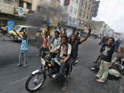 Opositores al presidente Ali Abdalá Saleh bloquean una calle durante una manifestación en la ciudad de Taiz. EFE  /