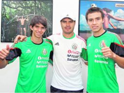 El técnico Juan Carlos Chávez (centro) con dos de sus figuras, Carlos Orrantia (Pumas) y Érick “Cubo” Torres (Chivas). MEXSPORT  /