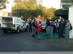 Agentes de la Procuraduría y peritos forenses acudieron al cruce de Avenida del Colli y Playa de Hornos. O. RUVALCABA  /