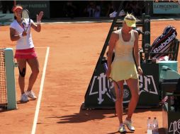 Li Na celebra mientras que Sharapova se va eliminada del Roland Garros. REUTERS  /