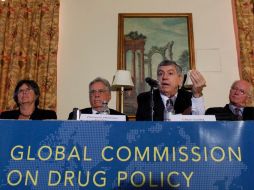 Miembros de la Comisión Global de Políticas de Drogas presentaron hoy en Nueva York un reporte, que será entregado a la ONU. REUTERS  /