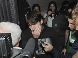 Messi se cubre la boca luego de la agresión que sufrió de parte de un aficionado en Rosario. REUTERS  /