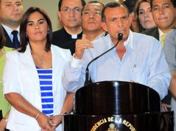 El presidente de Honduras, Porfirio Lobo (d), habla junto a su esposa, Rosa Elena Lobo (i), sobre la reincorporación a la OEA. EFE  /