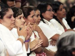 Empleados del Hospital Civil acudieron a la firma del convenio que establece la basificación de mil 375 trabajadores. E. BARRERA  /