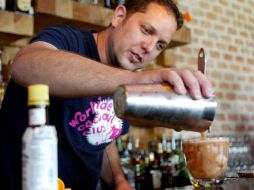 Jacques Bezuidenhout, de San Francisco, prepara su bebida de tequila “Ópalo negro”.A.HINOJOSA  /