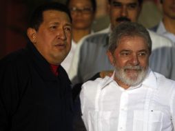 El presidente venezolano, Hugo Chávez (i), recibió al ex presidente brasileño Luiz Inácio Lula da Silva (d). EFE  /