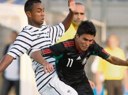 El jugador de Chivas, Ulises Dávila (derecha), fue el autor del único tanto mexicano.AP  /