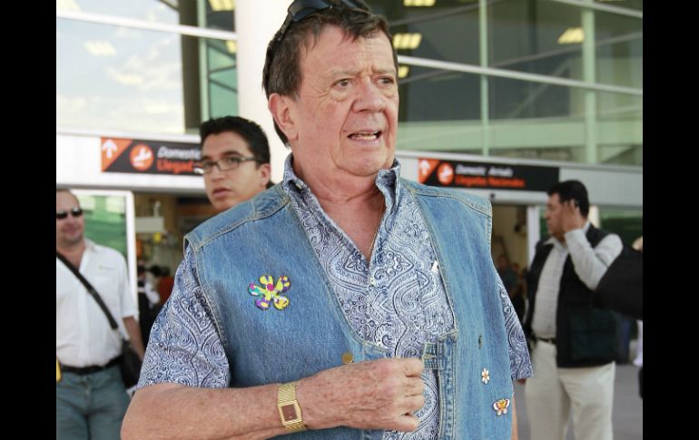 A su llegada, Chabelo se dio tiempo para complacer a sus seguidores. S. NÚÑEZ  /