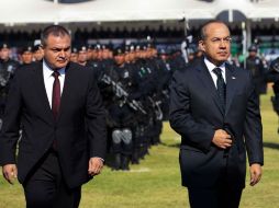 El Presidente Felipe Calderón (der.) invitó a jóvenes a ver en los cuerpos policiacos un lugar para desarrollarse. EL UNIVERSAL  /