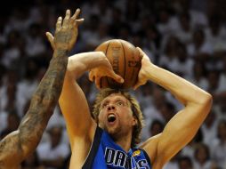 Dirk Nowitzki encesta la canasta ganadora, con la cual Dallas logra empatar la serie final a uno. AFP  /