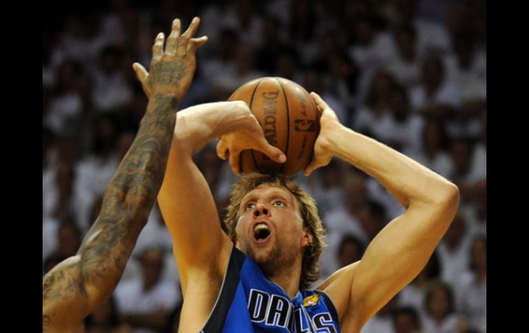 Dirk Nowitzki encesta la canasta ganadora, con la cual Dallas logra empatar la serie final a uno. AFP  /