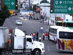 Maestros permanecen en la carretera Oaxaca-Puerto Escondido. NTX  /