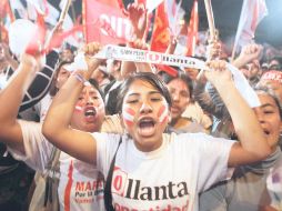 Simpatizantes del candidato a la presidencia de Perú, Ollanta Humala, asisten al mitin de cierre de campaña, en Lima. EFE  /