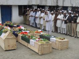 Familiares y amigos despiden a los policías y militares que fallecieron en los enfrentamientos contra la insurgencia. AP  /