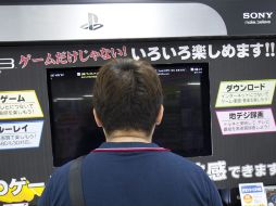 Un japonés juega con un PlayStation, en un almacén del centro de Tokio. EFE  /