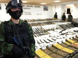 Esta mañana autoridades de la Sedena prestaron las armas y demás materiales decomisados. EFE  /