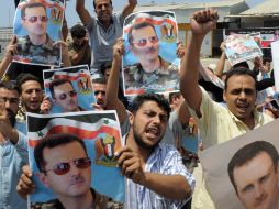 Sirios partidarios del presidente Bashar Assad se manifiestan para mostrarle su apoyo.EFE  /