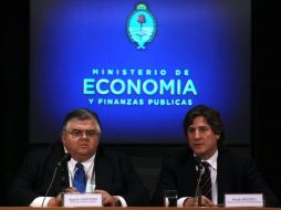 Agustín Carstens (i) durante un encuentro con el ministro argentino de Economía, Amado Boudou (d). EFE  /