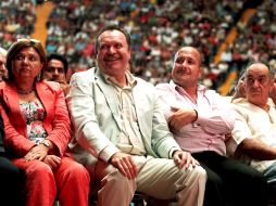 Guadalupe Madera y Enrique Alfaro (segundo y tercero de izquierda a derecha), en el show del comediante Omar Alonso.E. BARRERA  /