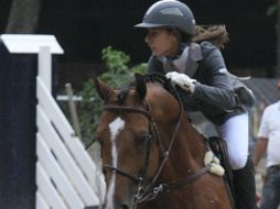 La amazona Andrea Calderón, monta a ''Ohana'', caballo con el que quedó en el primer lugar de la prueba a un metro. M. FREYRÍA  /