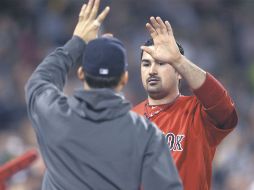 Adrián González tuvo ayer un día muy productivo, al irse de 5-3, con una carrera impulsada y otra anotada. AFP  /