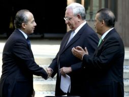 Felipe Calderón saluda al ministro presidente de la SCJN, Juan Silva, en compañía del senador Manlio Fabio Beltrones. EL UNIVERSAL  /