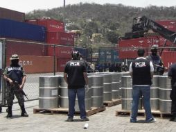 Los agentes federales aseguran los precursores químicos. EFE  /