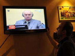 Un hombre mira la comparecenciadel ex jefe militar, en Bosnia. AFP  /