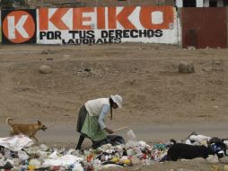 Una mujer recolecta envases en el suburbio limeño de Villa El Salvador. Quién gane la presidencia asumirá el próximo 28 de julio. AP  /