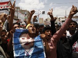 Manifestantes contra el gobierno gritan consignas durante una manifestación pidiendo la destitución de Ali Abdullah Saleh. AFP  /