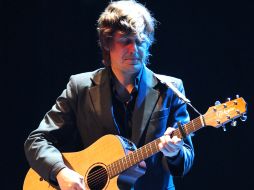 El cantante estuvo acompañado de su guitarra acústica y su suave sonido de los teclados. ARCHIVO  /