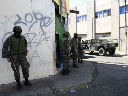El personal militar encontró cargadores para arma de fuego, cartuchos de diferentes calibres así como piezas de joyería. ARCHIVO  /