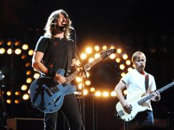 Mientras practicaban su nueva canción los Foo Fighters interpretaron canciones clásicas del rock. AP  /