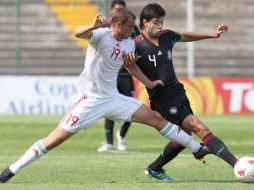 El defensa de la Selección mexicana Sub-20, Nestor Araujo, se mide ante  Marton Eppel de Hungría en el Torneo de Toulon. AFP  /