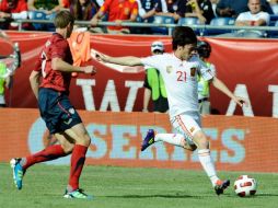 El jugador de España, David Silva (d), disputa el balón con Tim Ream (i) de Estados Unidos. EFE  /