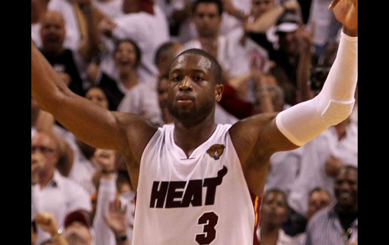 Dwayne, jugador del Miami Heat celebrando un tiro de tres puntos.AFP  /