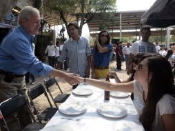 Fernando Guzmán Pérez Peláez  asistió al convivio acompañado de su familia. A. HINOJOSA  /
