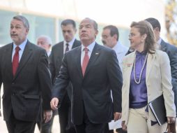 La alcaldesa Cecilia González Gómez, acompañada del presidente Felipe Calderón y el gobernador Emilio González. S. NÚÑEZ  /