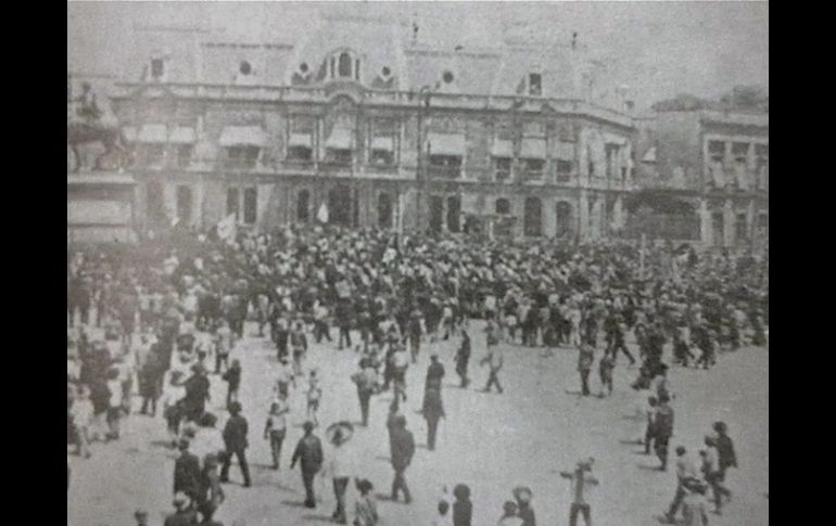 Revueltas en la Plaza del Caballito y frente al Palacio que ocupaban Nacho de la Torre y Mier. DUQUEDETLAQUEPAQUE  /
