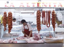 Un comerciante atiende una carnicería. La Secretaría de Salud Jalisco señala que puede permitirse la venta de hígado. E. BARRERA  /