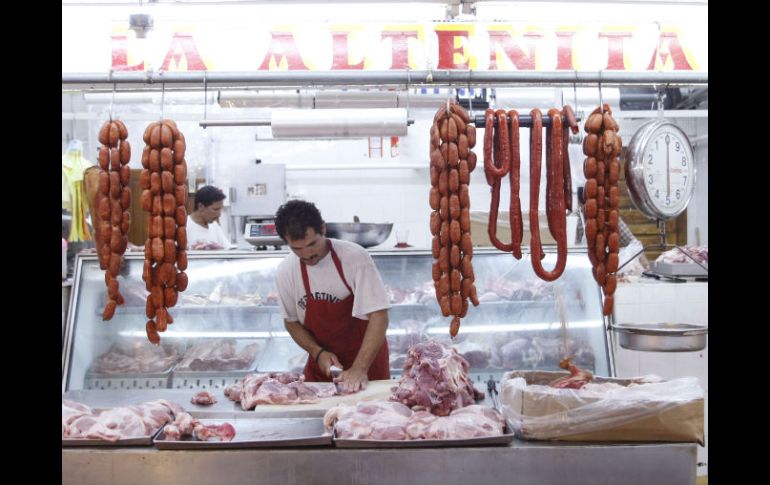 Un comerciante atiende una carnicería. La Secretaría de Salud Jalisco señala que puede permitirse la venta de hígado. E. BARRERA  /